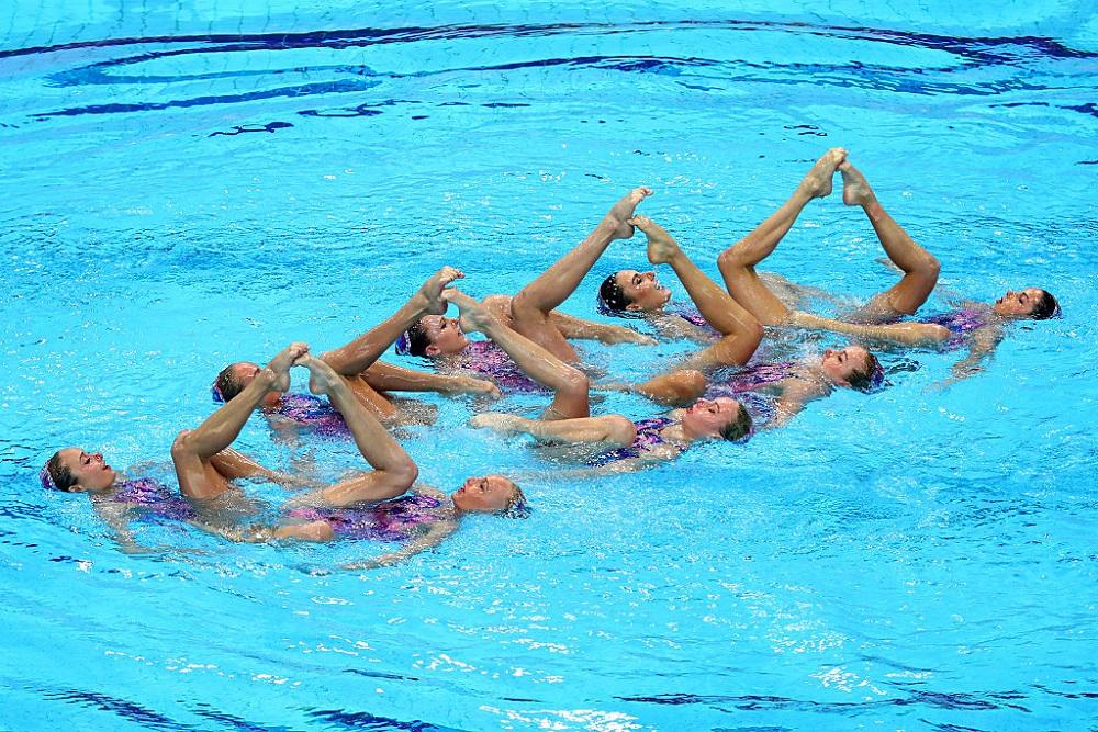 Mais que um esporte, o nado sincronizado é um espetáculo, que combina dança e natação em movimentos plásticos e ritmados / Foto: Clive Rose/Getty Images